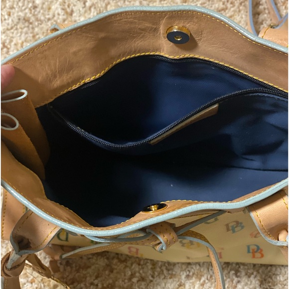 Authentic Dooney and Bourke multi color bag / shoulder strap with small wallet - Picture 3 of 6